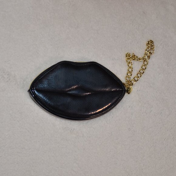 Betsey Johnson black lips wristlet, shiny black vegan leather with gold chain - Picture 7 of 12